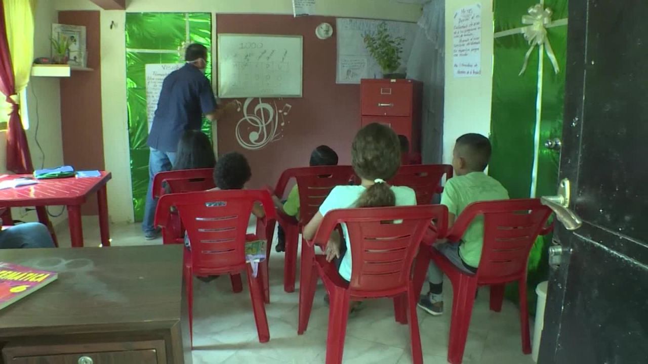 CNNE 917053 - creo una escuela en casa para ninos sin internet