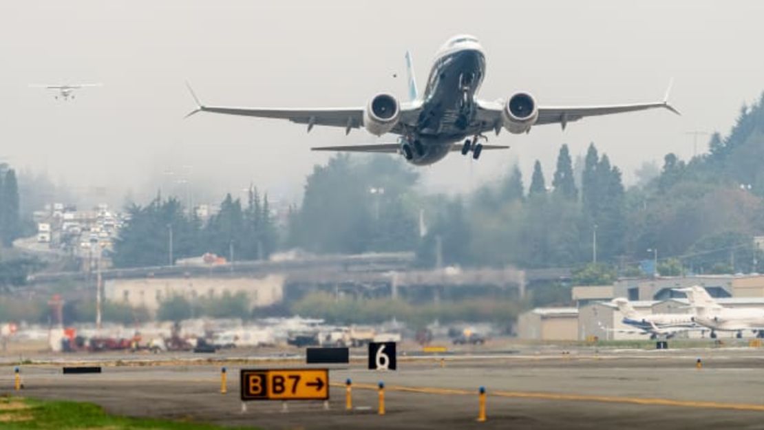 Un Boeing 737 MAX pilotado por el jefe de la FAA, Steve Dickson, despega durante un vuelo de prueba el 30 de septiembre en Seattle.