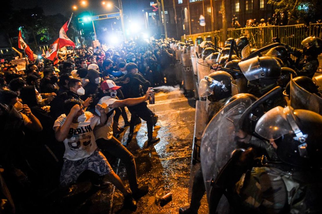 CNNE 917329 - topshot-peru-politics-crisis-protest