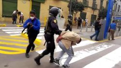 CNNE 917443 - el presidente del congreso de peru critica a la policia