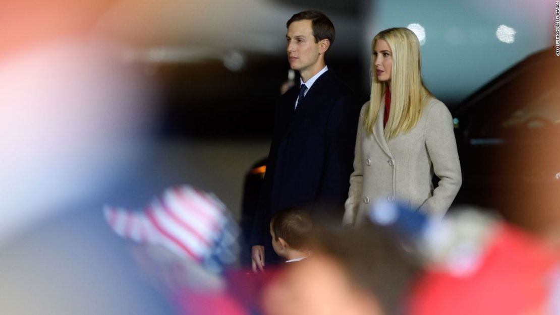 Ivanka Trump y Jared Kushner escuchan mientras el presidente Donald Trump habla en un mitin de campaña en Atlantic Aviation el 22 de septiembre de 2020 en Moon Township, Pensilvania.