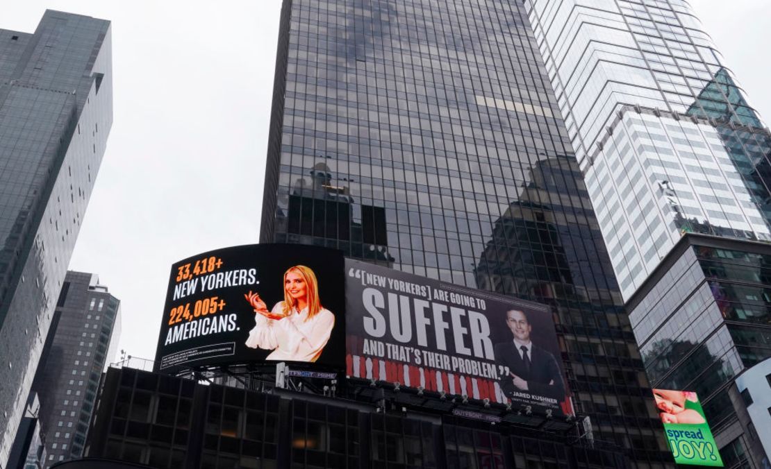 Una valla publicitaria de The Lincoln Project se ve en Times Square el 25 de octubre de 2020 en Nueva York, que muestra a Ivanka Trump presentando el número de neoyorquinos y estadounidenses que han muerto debido al Covid-19 junto con su esposo, asesor principal del presidente. Jared Kushner. Crédito: TIMOTHY A. CLARY / AFP a través de Getty Images