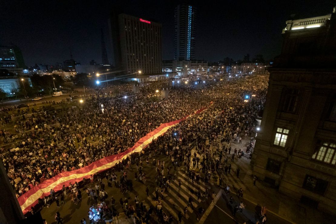 Manifestantes se reúnen frente al Palacio de Justicia el 14 de noviembre de 2020 en Lima, Perú. Crédito: Beto Baron / Getty Images