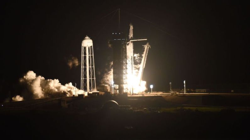 El cohete SpaceX Falcon 9 con la nave espacial tripulada Crew Dragon adjunta despega de la plataforma de lanzamiento 39A en el Centro Espacial Kennedy el 15 de noviembre de 2020 en Cabo Cañaveral, Florida.