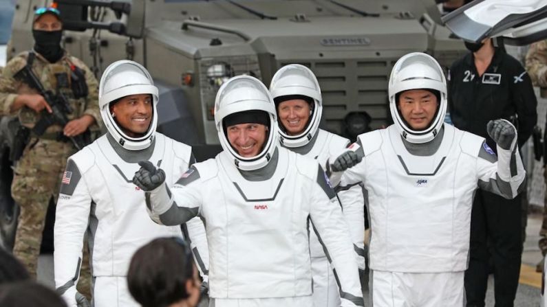 Los astronautas de la misión Crew-1 (de izquierda a derecha) Victor Glover, Michael Hopkins, Shannon Walker y el japonés Soichi Noguchi, salen del edificio de operaciones Neil A. Armstrong en ruta al complejo de lanzamiento 39A en el Centro Espacial Kennedy en Florida el 15 de noviembre de 2020. (Photo by Gregg Newton / Gregg Newton / AFP).