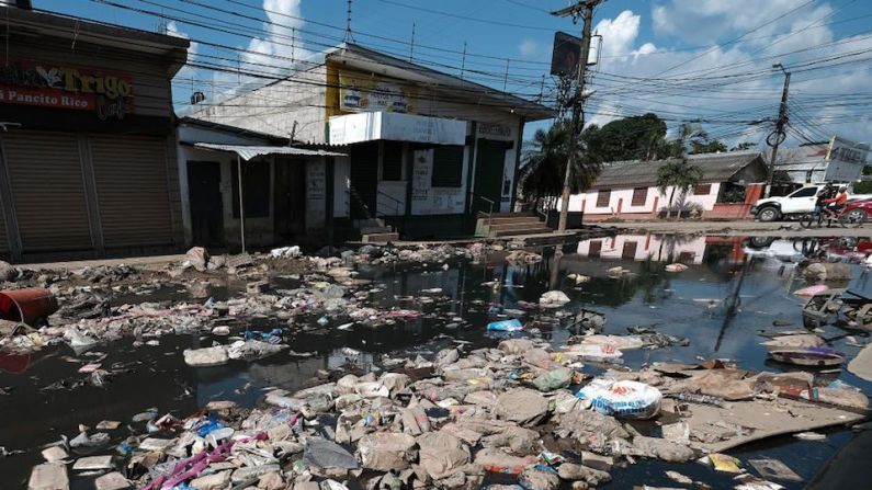 En medio de inundaciones, pobladores evacuan sus hogares antes de la llegada del huracán Iota el 15 de noviembre de 2020 en La Lima, Honduras.