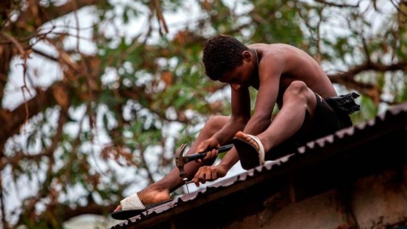 Un hombre prepara el techo de su casa para la llegada del huracán Iota, en Bilwi, Puerto Cabezas, Nicaragua, el 15 de noviembre de 2020.