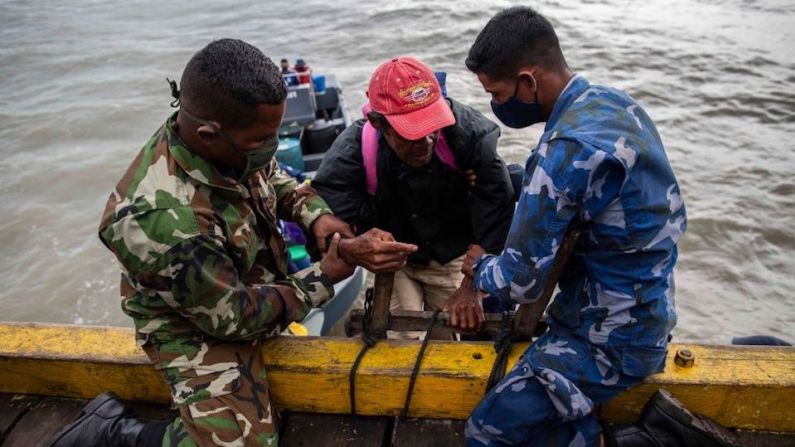 Elementos de la Marina ayudan a evacuar a personas de las comunidades de Karata y Wawa Bar antes de la llegada del huracán Iota a Bilwi, Puerto Cabezas, Nicaragua, el 15 de noviembre de 2020.