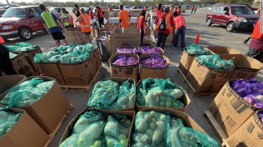 El Banco de Alimentos del Norte de Texas distribuyó el sábado más de 270 toneladas de alimentos.