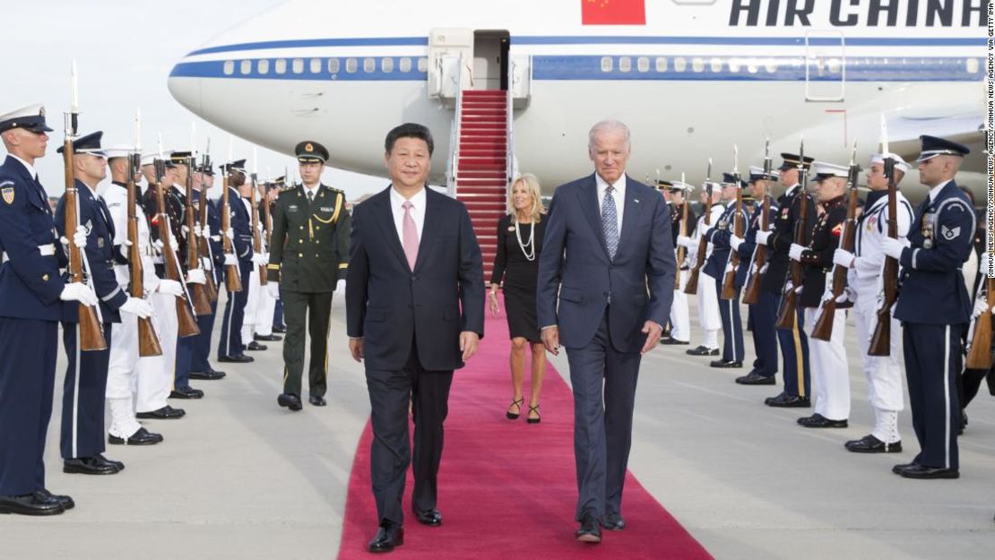 El presidente de China, Xi Jinping, y su esposa Peng Liyuan son recibidos por el entonces vicepresidente de EE.UU., Joe Biden, y su esposa Jill, en la Base conjunta Andrews, Maryland, en 2015.