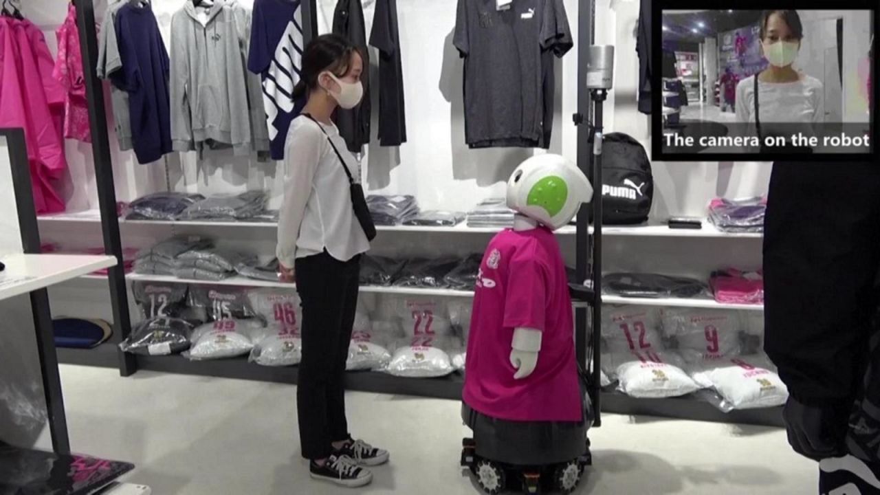 CNNE 918372 - robot vigila uso de mascarilla y distancia social en japon