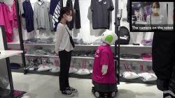 CNNE 918372 - robot vigila uso de mascarilla y distancia social en japon