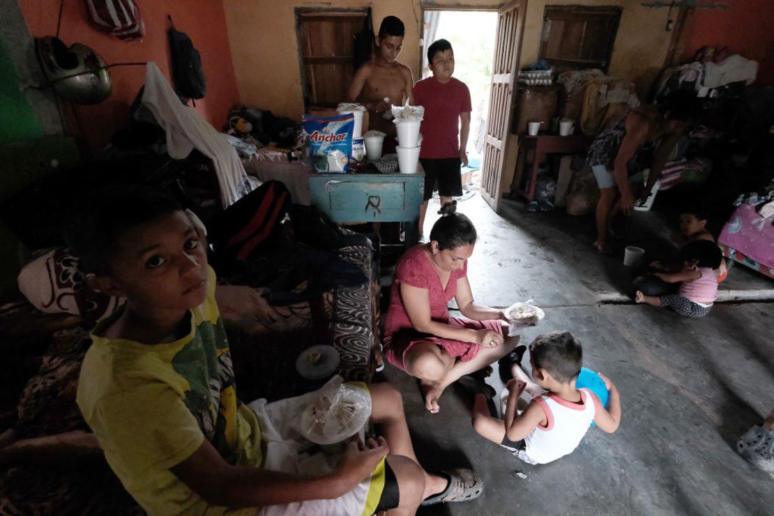 En Honduras, un grupo de personas en un refugio