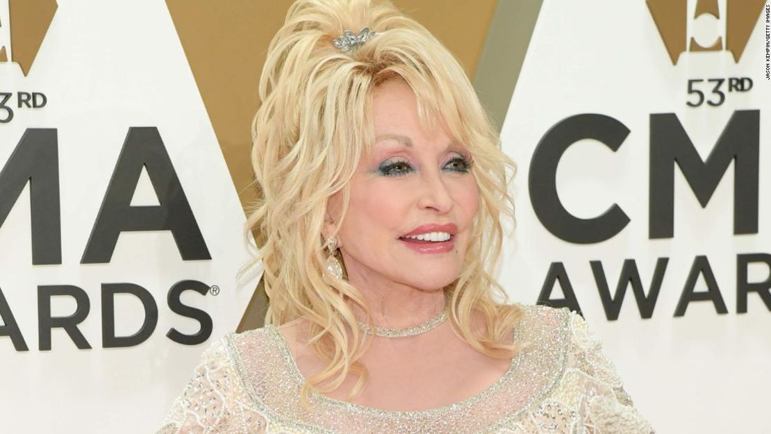 Dolly Parton, que en abril donó US$ 1 millón a la investigación del covid-19, figura entre los patrocinadores que financiaron la investigación de la vacuna de Moderna.