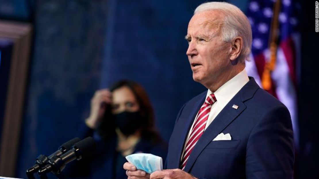 El presidente electo Joe Biden, acompañado por la vicepresidenta electa Kamala Harris, habla sobre la recuperación económica en el teatro The Queen, el lunes 16 de noviembre en Wilmington, Delaware.