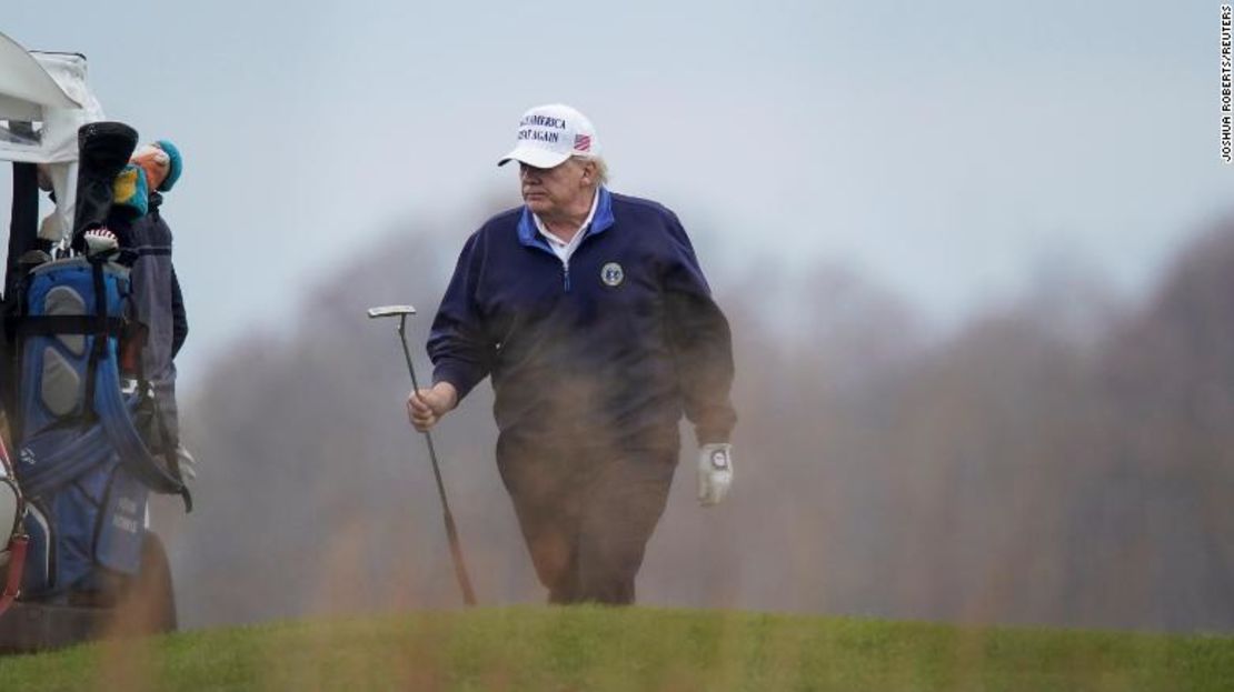 Trump juega al golf en el Trump National Golf Club en Sterling, Virginia, el domingo 15 de noviembre.