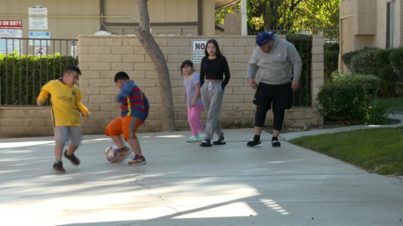 CNNE 918712 - adolescente cuida de hermanos tras fallecer su madre