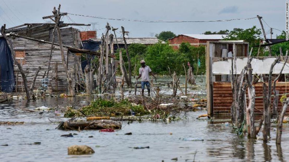 Un habitante del barrio Nuevo Paraíso en la isla de Belén camina sobre una zona inundada tras el paso del huracán Iota el 17 de noviembre de 2020 en Cartagena, Colombia.