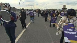 CNNE 918927 - trabajadores de aeropuertos exigen seguro medico