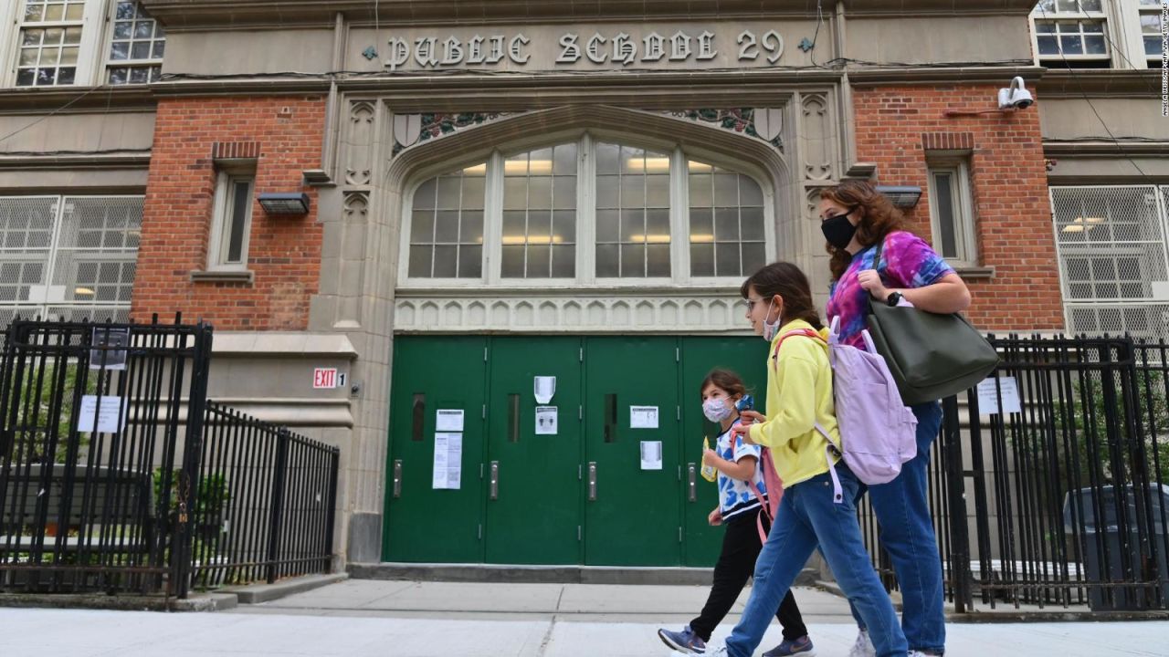 CNNE 918959 - cierran escuelas de nueva york por avance del covid-19