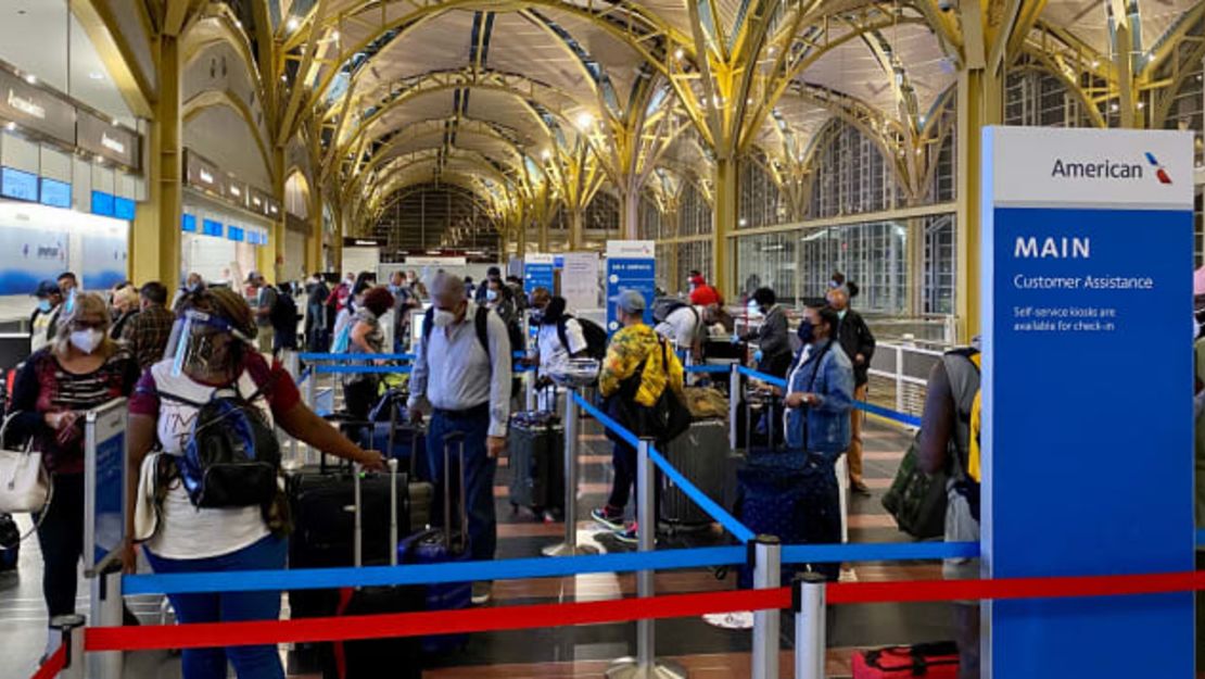 Mantener 2 metros de distancia social en los aeropuertos puede ser un desafío.Daniel Slim / AFP a través de Getty Images