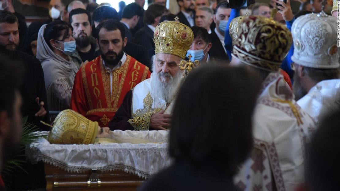 El patriarca Irinej rinde homenaje al obispo de la Iglesia Ortodoxa serbia Amfilohije Radović en su funeral en Podgorica, Montenegro, el 1 de noviembre.