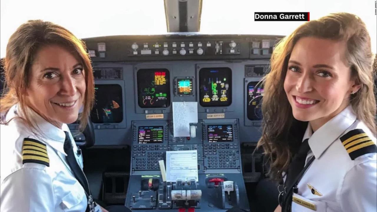 CNNE 919958 - foto de madre e hija en cabina de vuelo se hace viral