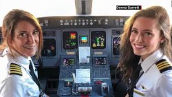 CNNE 919958 - foto de madre e hija en cabina de vuelo se hace viral