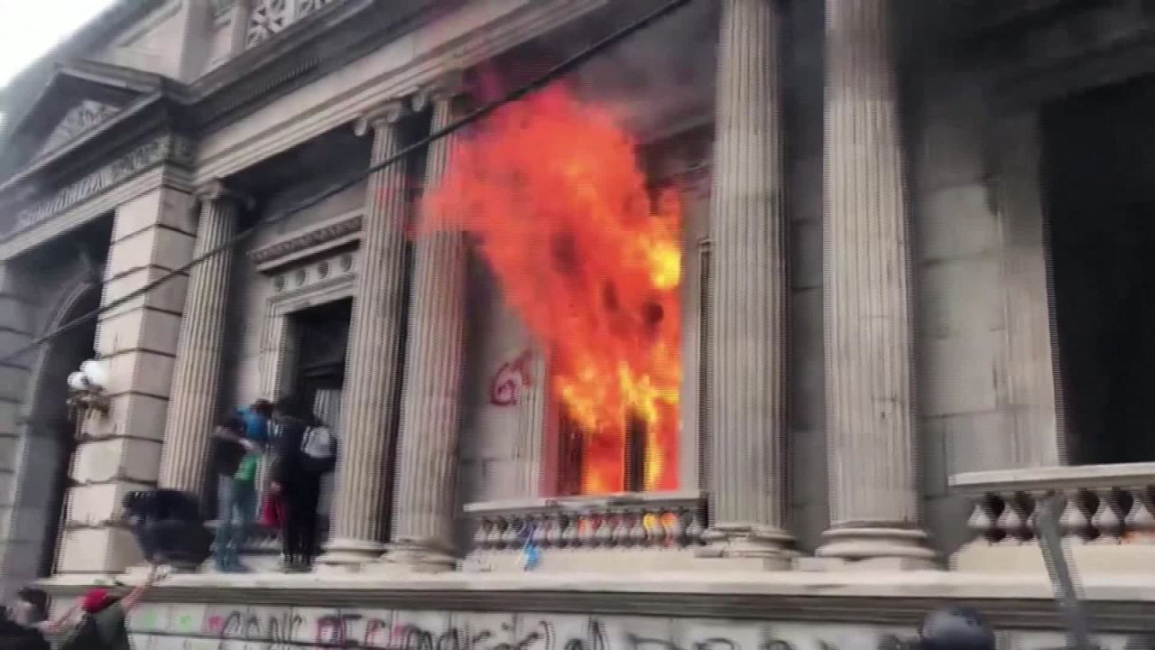 CNNE 920202 - guatemala- incendian parte del edificio del congreso