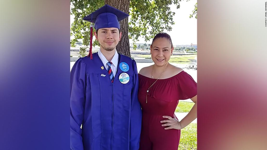 Israel Demandel y su madre, Karina Valadez, en su graduación de la escuela secundaria en Laredo, Texas, en mayo.