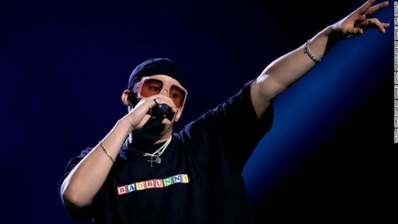 Bad bunny dio positivo por covid-19 y tuvo que cancelar su presentación en los american music awards | cnn