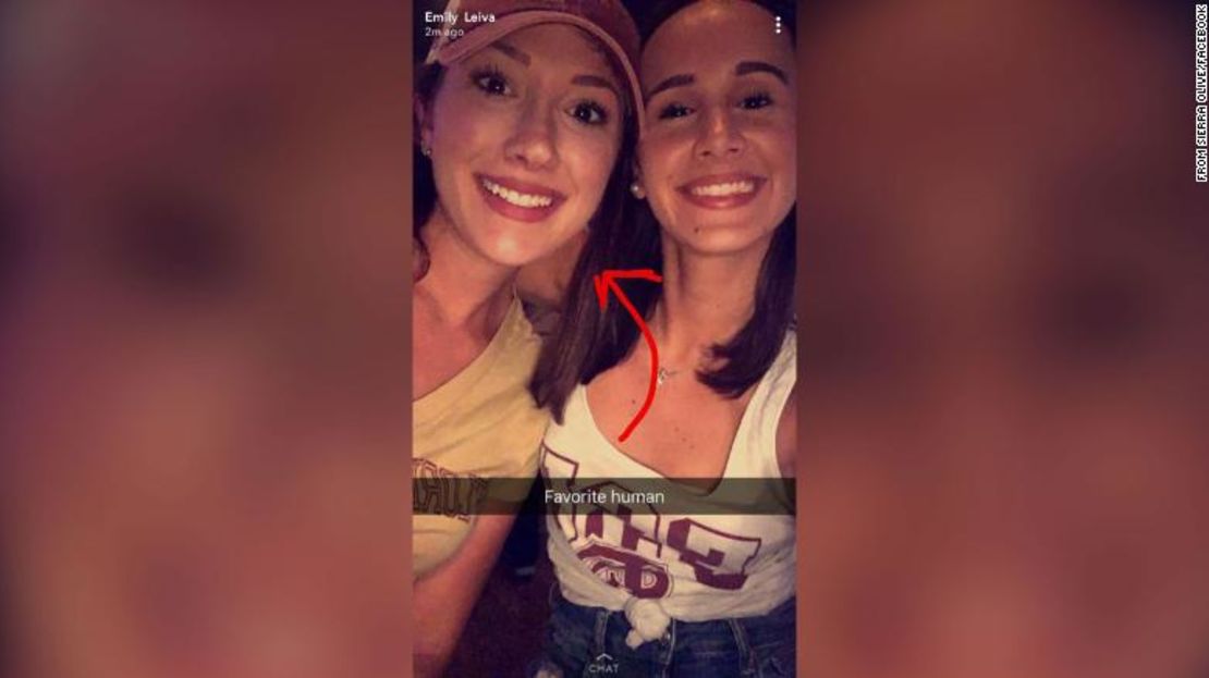 Sierra Olive y Emily Leiva en una foto de Facebook de 2017 con un comentario que dice: "Humano favorito".