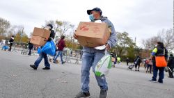 CNNE 921016 - neoyorquinos entregan alimentos previo a festividades