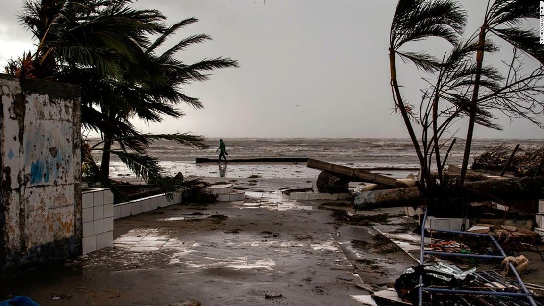 Un hombre camina por la playa después del paso del huracán Iota en Bilwi, Nicaragua, el 17 de noviembre de 2020.