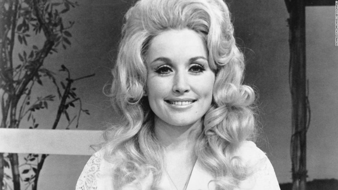 Dolly Parton posa para un retrato por el año 1972.