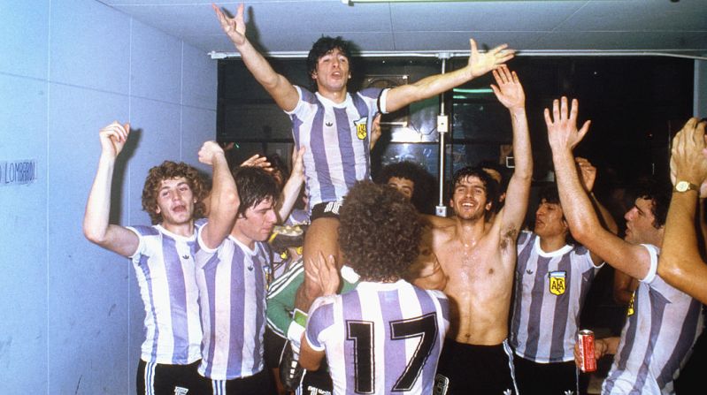 En esta foto, Maradona celebra en los hombros de sus compañeros de la selección juvenil de Argentina la victoria de su equipo 3-1 contra Rusia en el estadio Olímpico Nacional de Tokio, Japón, el 7 de septiembre de 1979.