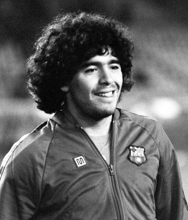 Tras 2 años de proezas con Boca Juniors, Maradona se convirtió en la máxima atracción de la selección de fútbol de su país, y aterrizó en el FC Barcelona en España en 1982.