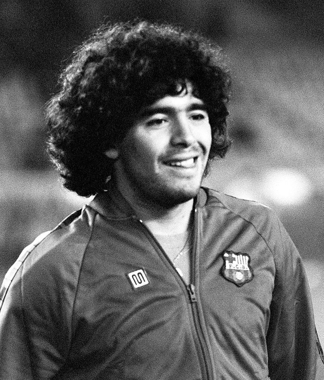 Tras 2 años de proezas con Boca Juniors, Maradona se convirtió en la máxima atracción de la selección de fútbol de su país, y aterrizó en el FC Barcelona en España en 1982.