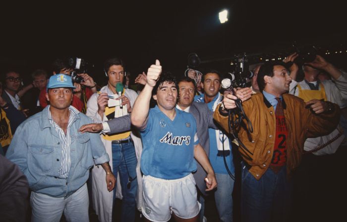 Luego llegaría su época de oro cuando llegó al Nápoli de Italia. Allí, con participación del diez argentino, el Nápoli obtuvo una Copa Italia y una copa UEFA. Aquí, Maradona en 1989 en la final de la copa UEFA en 1989.