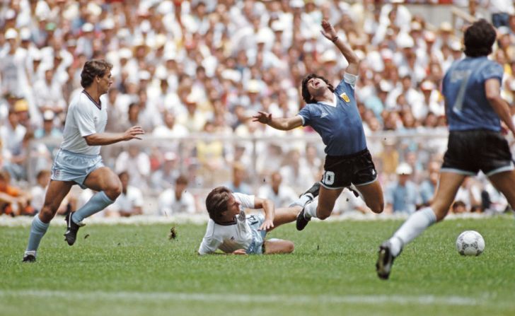 Pero la fama y el dinero lo llevaron a perder el control. En el 1991, perdió su primer control de antidopaje por cocaína. Como jugador de Napoli en el apogeo de su adicción, Maradona cuenta que hacía fiestas de domingo a miércoles, pero regresaba a su casa y se encerraba en el baño para esconderse de sus hijas, que eran unas niñas pequeñas para entonces.