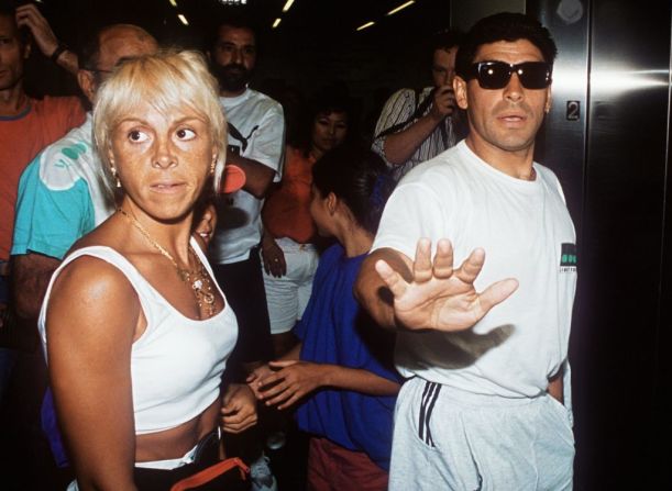 En esta foto tomada el 1 de julio de 1994, Maradona llega acompañado de su esposa Claudia al Aeropuerto Internacional Logan de Boston, desde Dallas, Texas, después de ser suspendido por la FIFA tras fallar el test antidopaje.