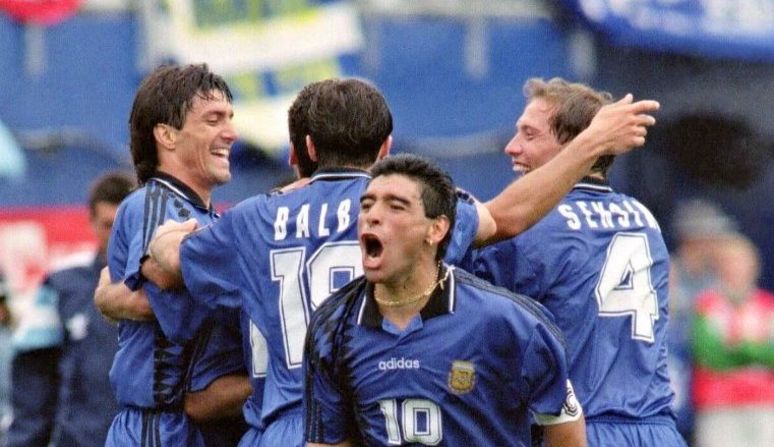 Un ángulo de una celebración icónica: Maradona grita al celebrar un gol de Argentina en el Mundial de 1994 contra Grecia.