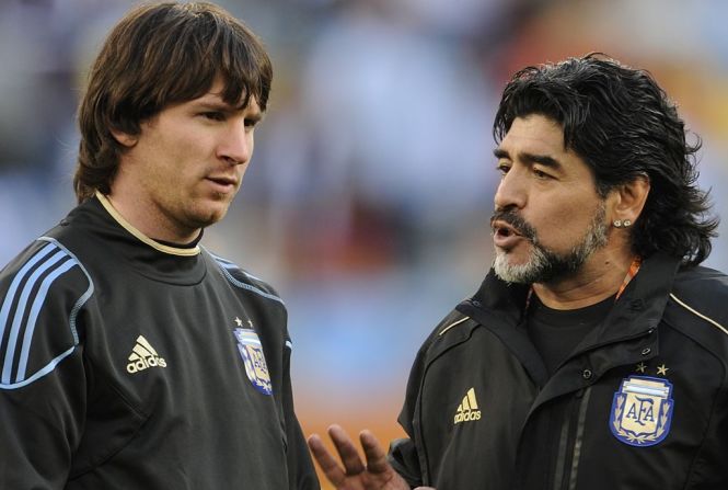 Maradona, técnico de Argentina en 2010, habla con Lionel Messi antes de un partido en el Mundial de Sudáfrica.