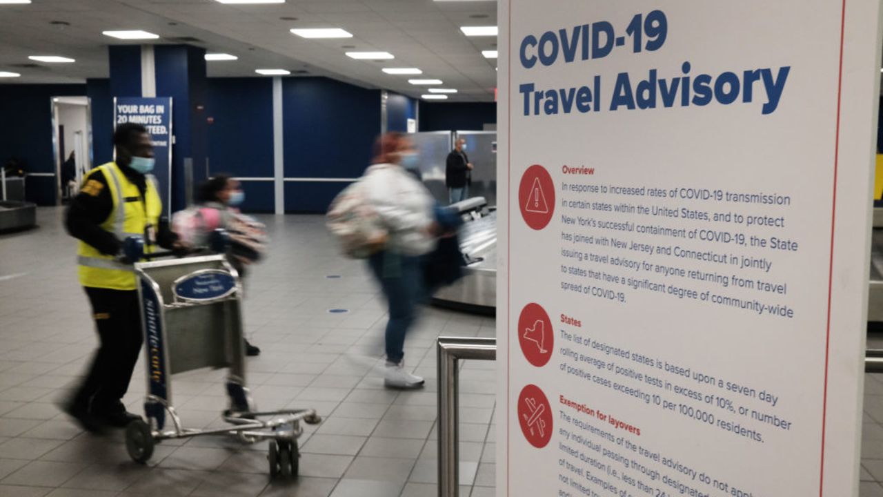 CNNE 921666 - restricciones viajar covid-19 nation's airports brace for thanksgiving travel, as cdc recommends not to travel amid coronavirus pandemic