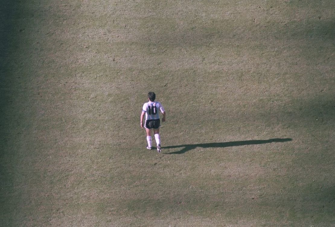 8 de junio de 1990: Diego Maradona tras el partido Argentina-Camerún en la Copa del Mundo de 1990 en Milán, Italia. Crédito: Allsport vía Getty Images