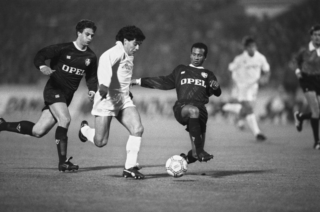 Diego Maradona en octavos de final de la copa de la UEFA el 23 de noviembre de 1988. Crédito: AFP via Getty Images