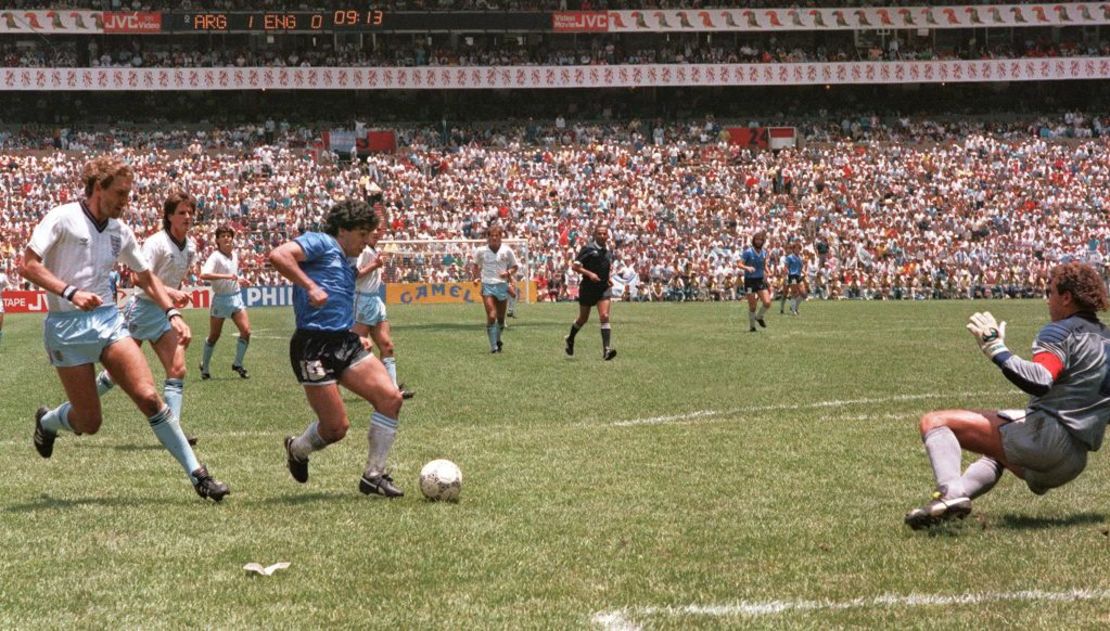 22 de junio de 1986: Maradona marca su segundo gol ante Inglaterra en la Copa del Mundo de 1986. Crédito: STAFF/AFP via Getty Images