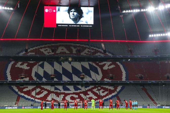 Jugadores y árbitros toman parte en un minuto de silencio para recordar a Diego Maradona antes del partido de la Liga de Campeones de la UEFA entre el FC Bayern München y el RB Salzburg en el Allianz Arena el 25 de noviembre de 2020 en Múnich, Alemania.