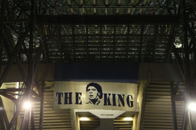 Entrada principal del estadio de San Paolo en Nápoles el 25 de noviembre de 2020, con una imagen de la leyenda del fútbol argentino Diego Maradona, quien fue estrella del club italiano Nápoles.