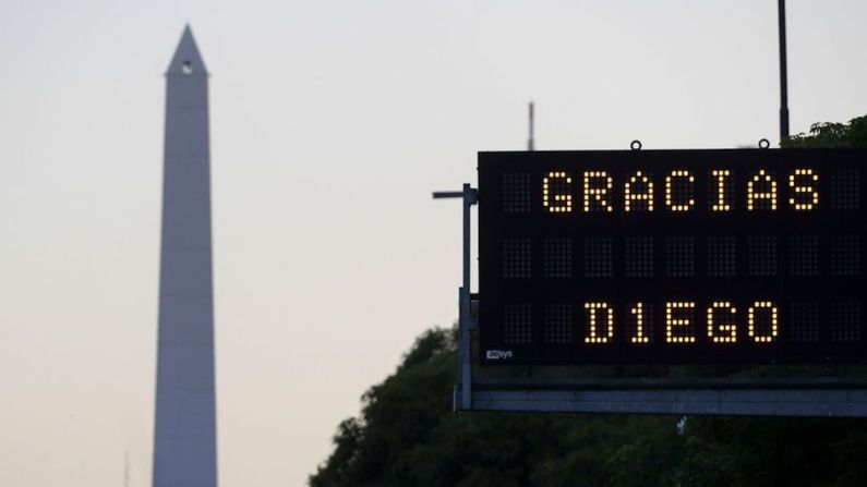 Un anuncio de tráfico con el mensaje "Gracias Diego" rinde homenaje a la leyenda del fútbol argentino Diego Maradona el día de su muerte en Buenos Aires, el 25 de noviembre de 2020.